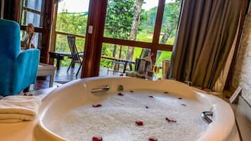 Chalé superluxo | Banheira de hidromassagem