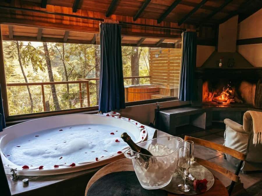 Luxe chalet | Luxe beddengoed, een minibar, een bureau, verduisterende gordijnen