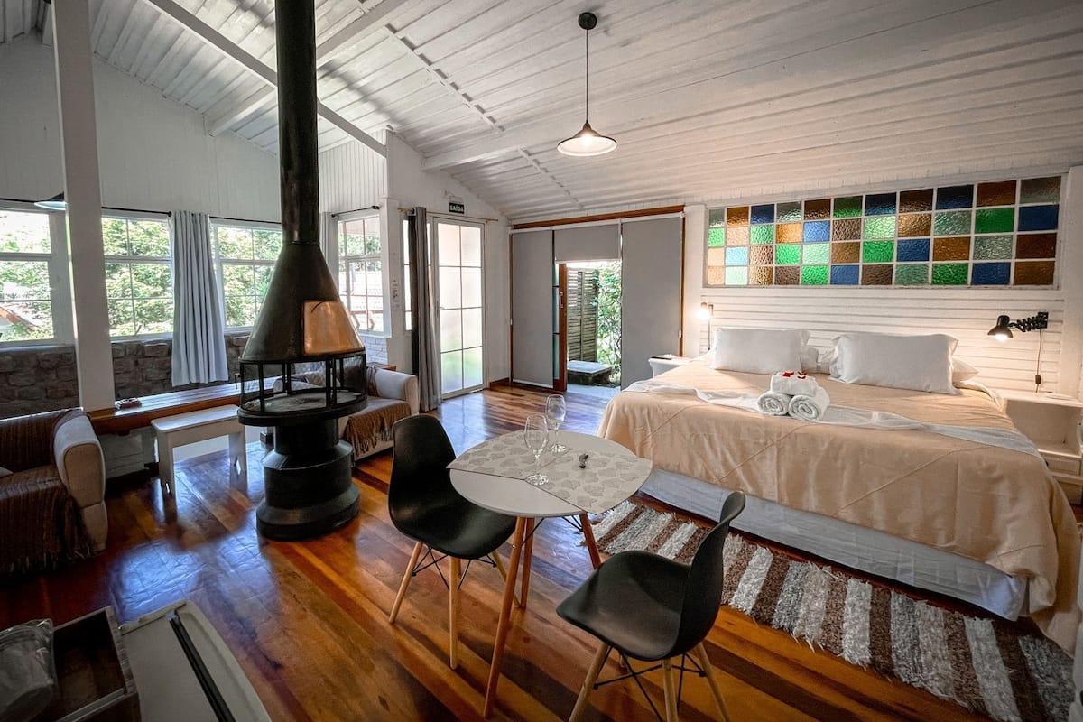 Chalé 11 | Ylelliset vuodevaatteet, minibaari, työpöytä, pimennysverhot