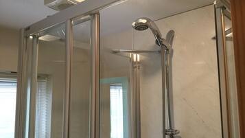 Apartment | Bathroom | Combined shower/bathtub, free toiletries, hair dryer, towels