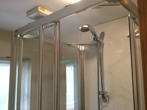 Apartment | Badezimmer | Duschwanne, kostenlose Toilettenartikel, Haartrockner, Handtücher