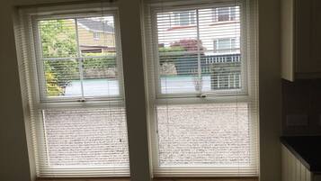 Full-sized fridge, microwave, oven, stovetop