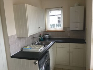 Full-sized fridge, microwave, oven, stovetop - Inverness Apartments - New Cottage (Inverness)