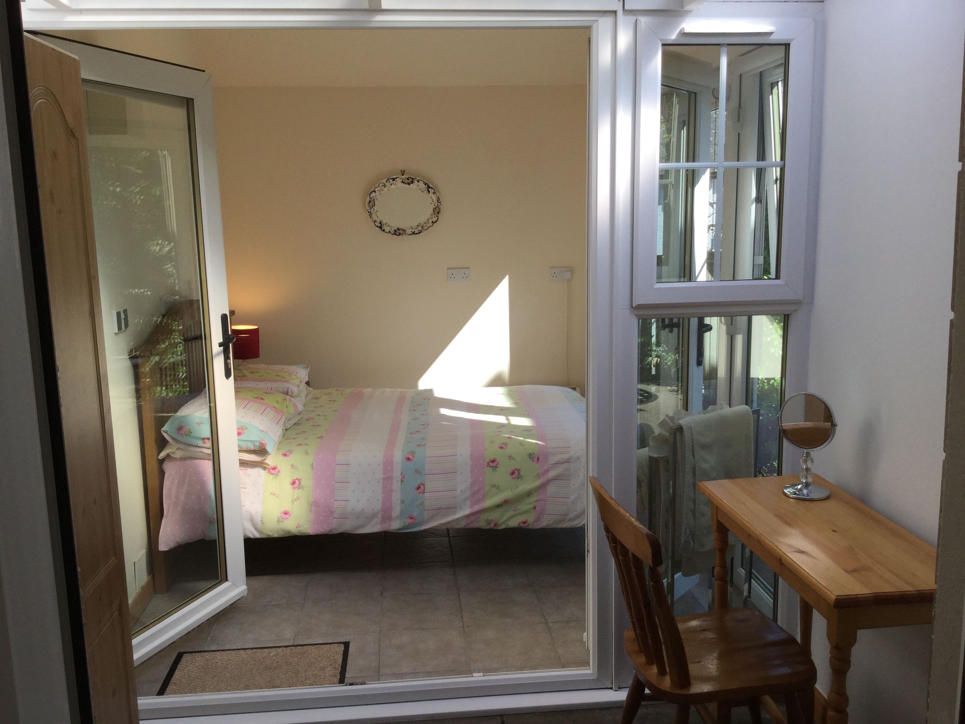 Iron/ironing board, free WiFi, bed sheets