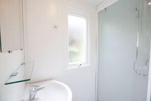 Mobile Home, 3 Bedrooms (Le Jacinthe) | Bathroom - Camping Le Fort Espagnol (Crach)