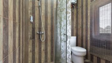 Family Double Room, 3 Bedrooms, Non Smoking | Bathroom | Shower, free toiletries