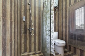 Family Double Room, 3 Bedrooms, Non Smoking | Bathroom - Ostic House (Yogyakarta)