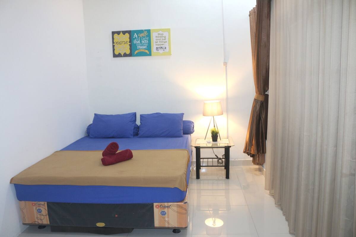 Basic Double Room, 1 Queen Bed, Non Smoking, Shared Bathroom | Desk, iron/ironing board, free WiFi