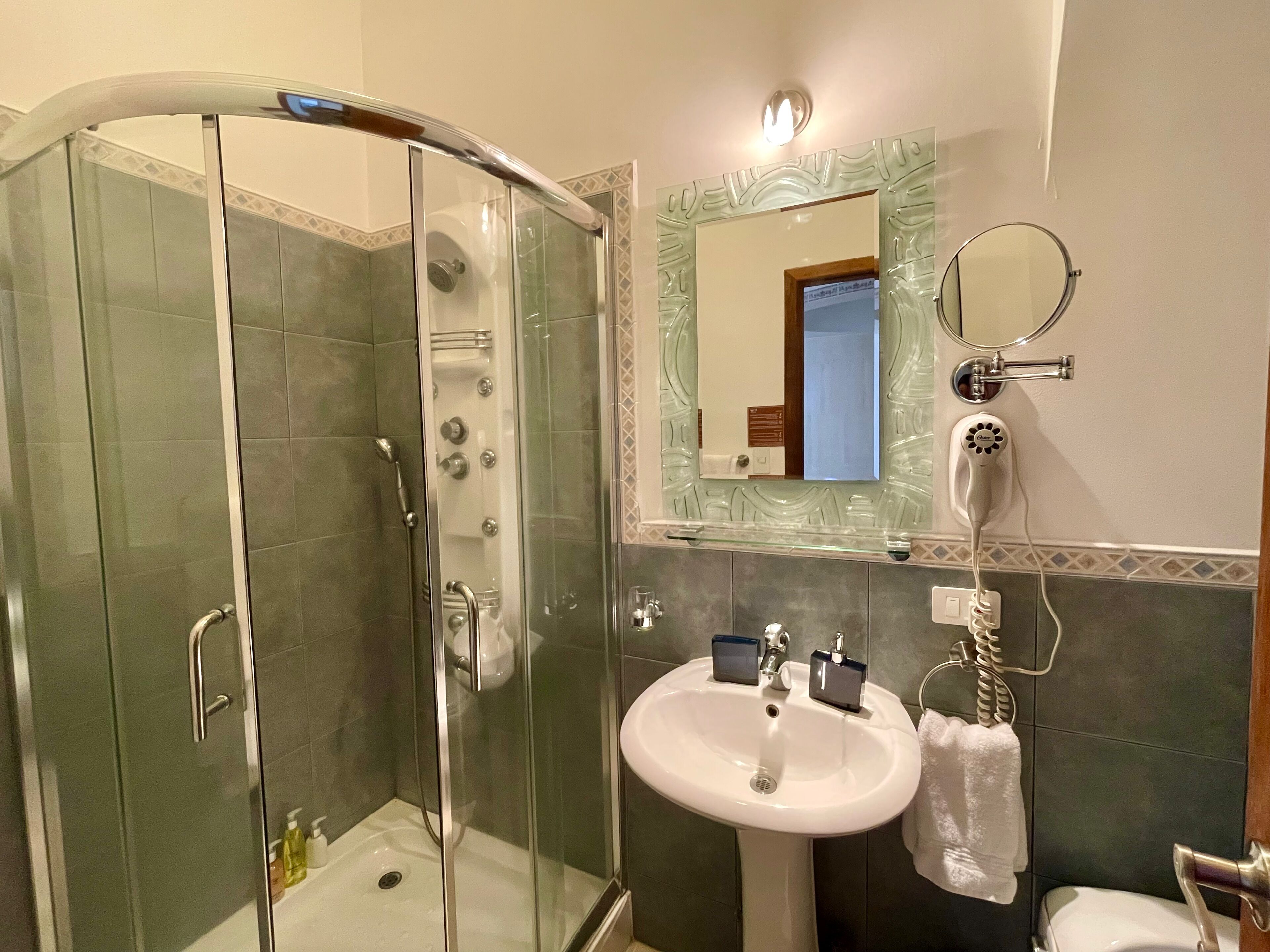 Suite royale | Salle de bain | Douche, articles de toilette (gratuits), séchoir à cheveux