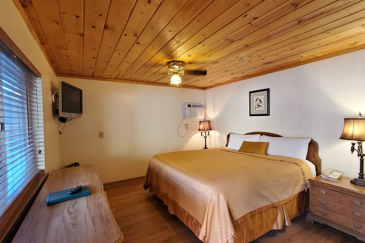 Suite, 1 King-Bett, Kühlschrank und Mikrowelle | Hochwertige Bettwaren, Bügeleisen/Bügelbrett, kostenloses WLAN