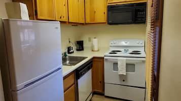 Suite, 1 Tempat Tidur King dengan tempat tidur Sofa, perapian | Dapur pribadi | Lemari es, microwave, dan mesin pembuat kopi/teh