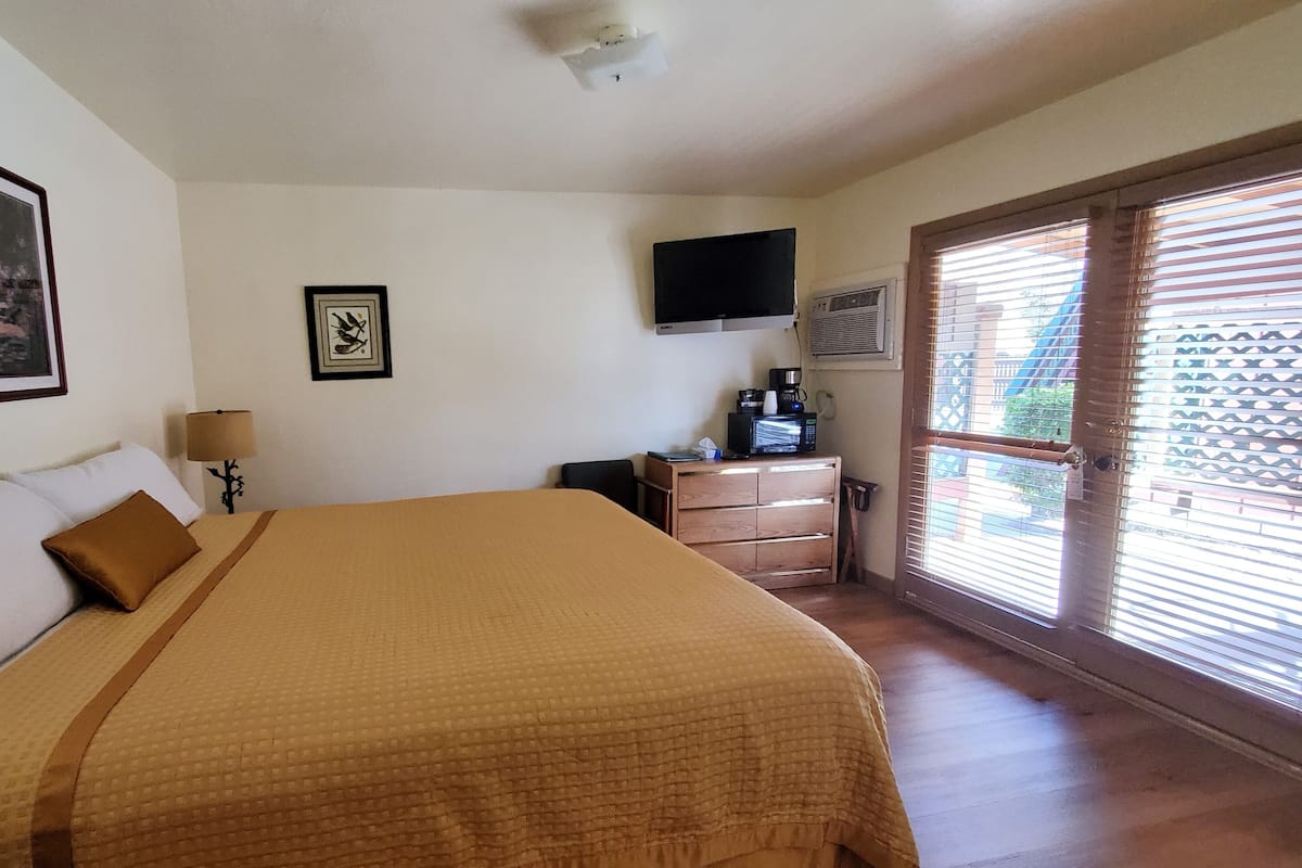 Zimmer, 1 King-Bett, Terrasse | Hochwertige Bettwaren, Bügeleisen/Bügelbrett, kostenloses WLAN