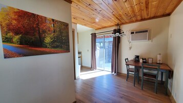 Studio Suite, 1 King Bed, Kitchenette | Premium bedding, iron/ironing board, free WiFi, bed sheets