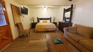Suite, 1 King Bed with Sofa bed, Fireplace | Premium bedding, iron/ironing board, free WiFi, bed sheets - Kernville Inn (Kernville)