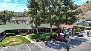 A motel with a swimming pool, a parking lot, and a mountainous backdrop. - Kernville Inn (Kernville)