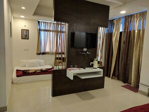 Suíte exclusiva, geladeira | Roupas de cama premium, escrivaninha, camas extras/dobráveis (sobretaxa)