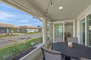 Outdoor dining - Island House Beach Resort V15 (Siesta Key)