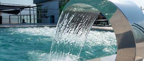 Hồ bơi ngoài trời