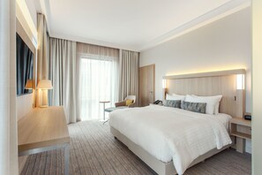 Habitación estándar, 1 cama de matrimonio grande | Caja fuerte, escritorio, espacio para trabajar con un portátil