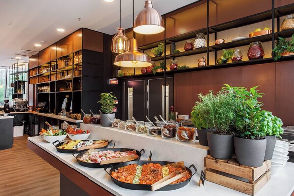 Daily buffet breakfast (EUR 18 per person) - Courtyard by Marriott Vilnius City Center (Vilnius)