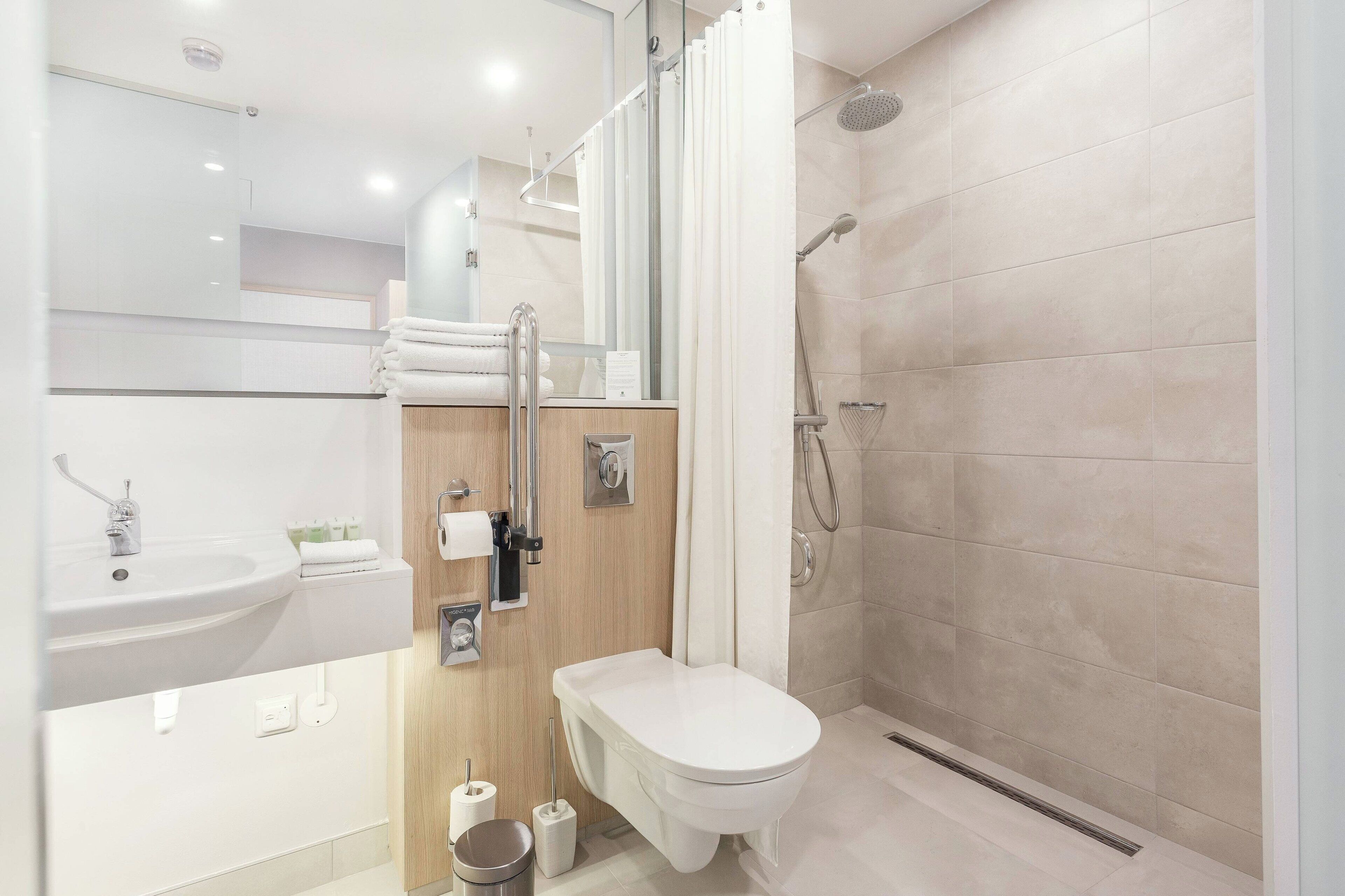 standard room, 1 king bed, non smoking | bathroom | shower, free toiletries, hair dryer, bathrobes