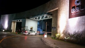 A building entrance with a sign for 'Ball Villas & Sports Club' and a car parked in front. - Tu Casa en Playa del Carmen conSportClub (Playa del Carmen)