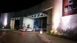 Fassade der Unterkunft – Abend/Nacht