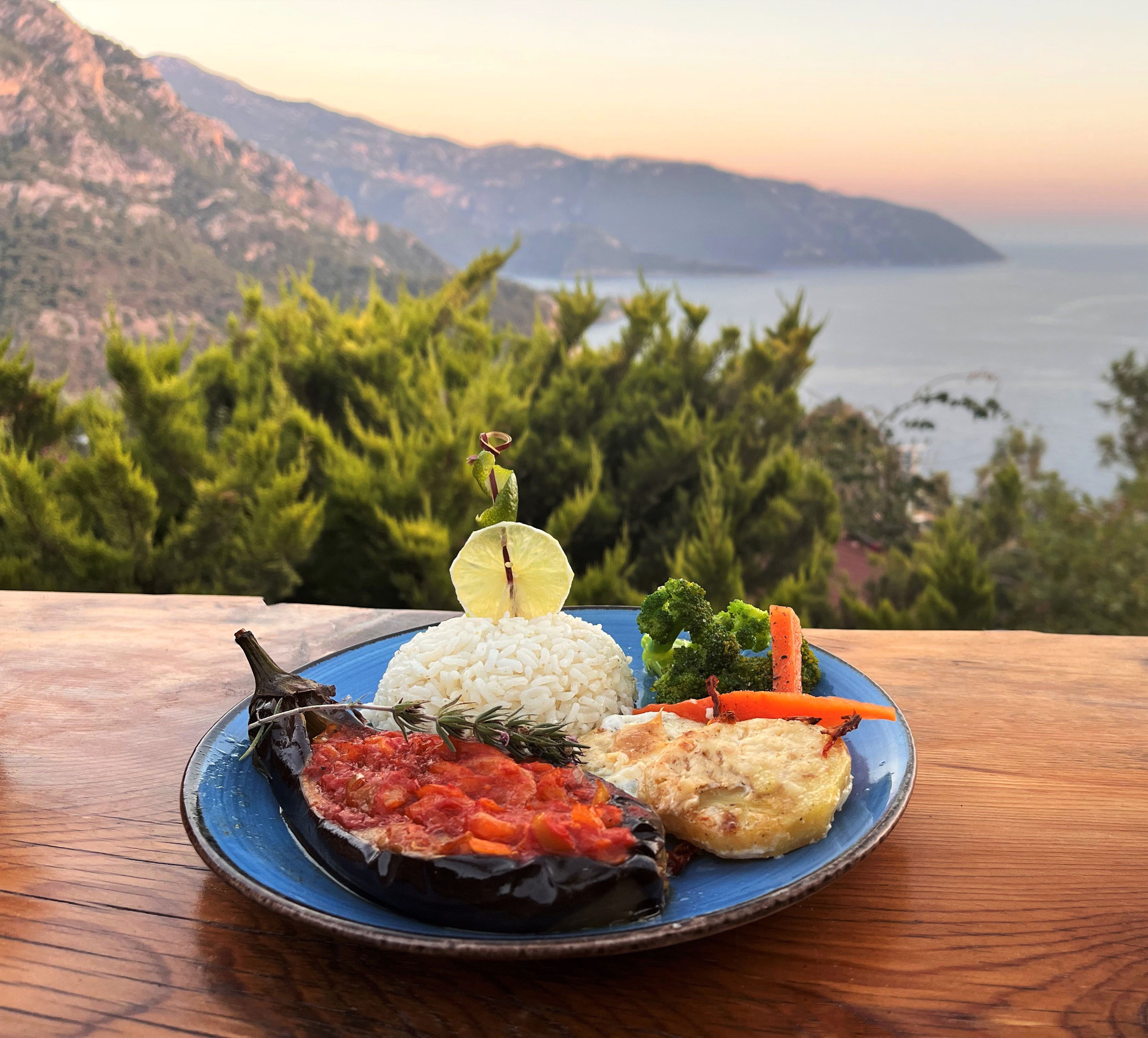 Frukost och lunch serveras, med utsikt mot poolen 