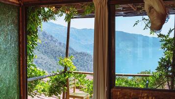 Bungalow panorámico, varias camas, vista al mar | Wifi gratis y ropa de cama
