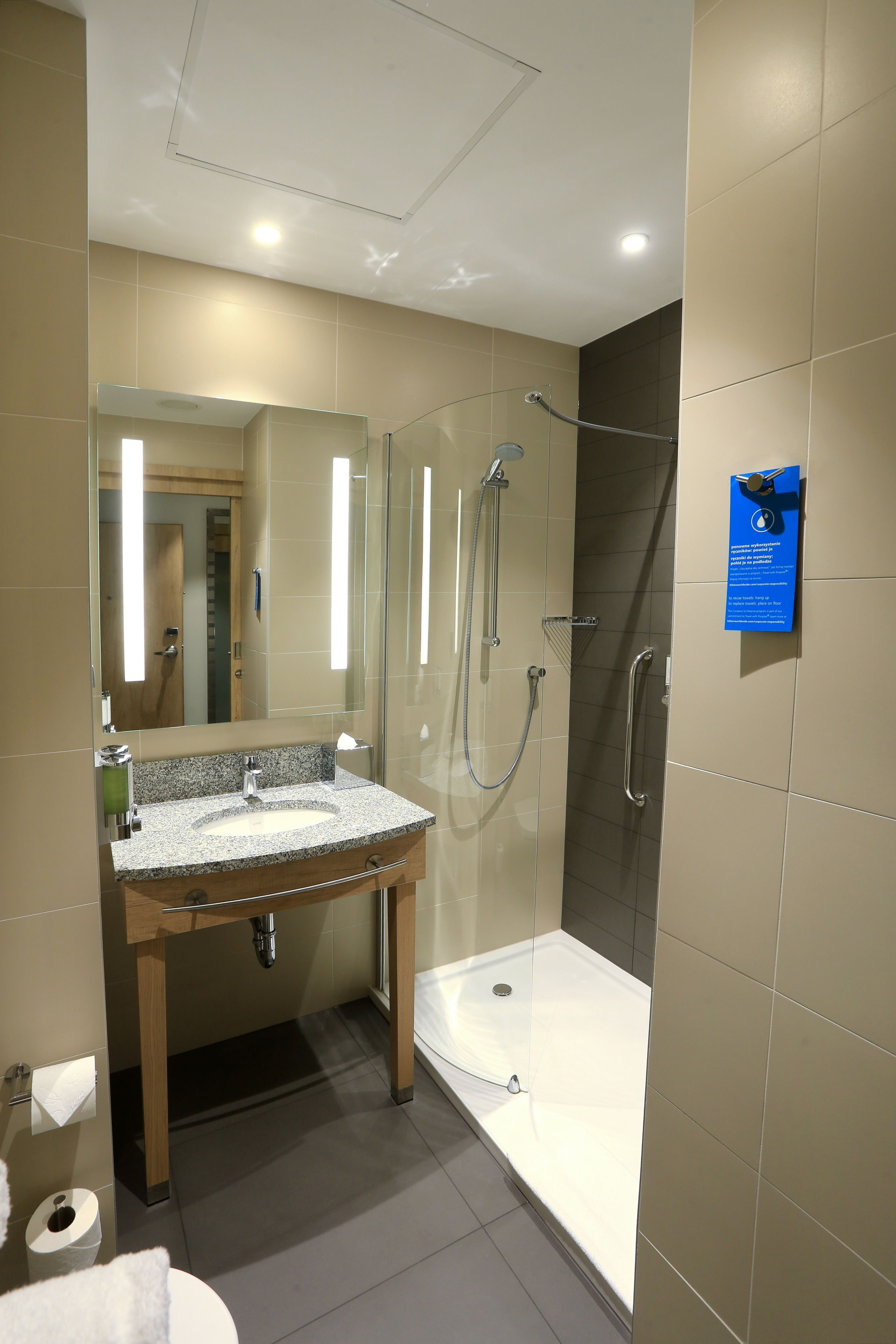 twin room | bathroom shower