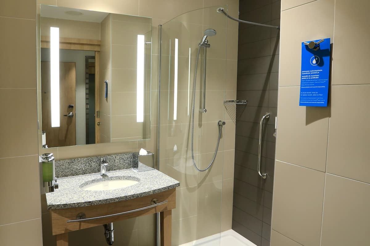twin room | bathroom shower