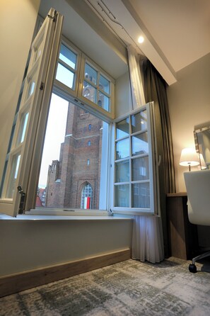 Roupas de cama premium, cofres nos quartos, cortinas blackout