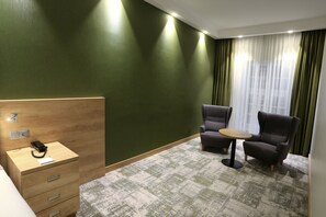 Zimmer, 1 Queen-Bett | Hochwertige Bettwaren, Zimmersafe, Verdunkelungsvorhänge