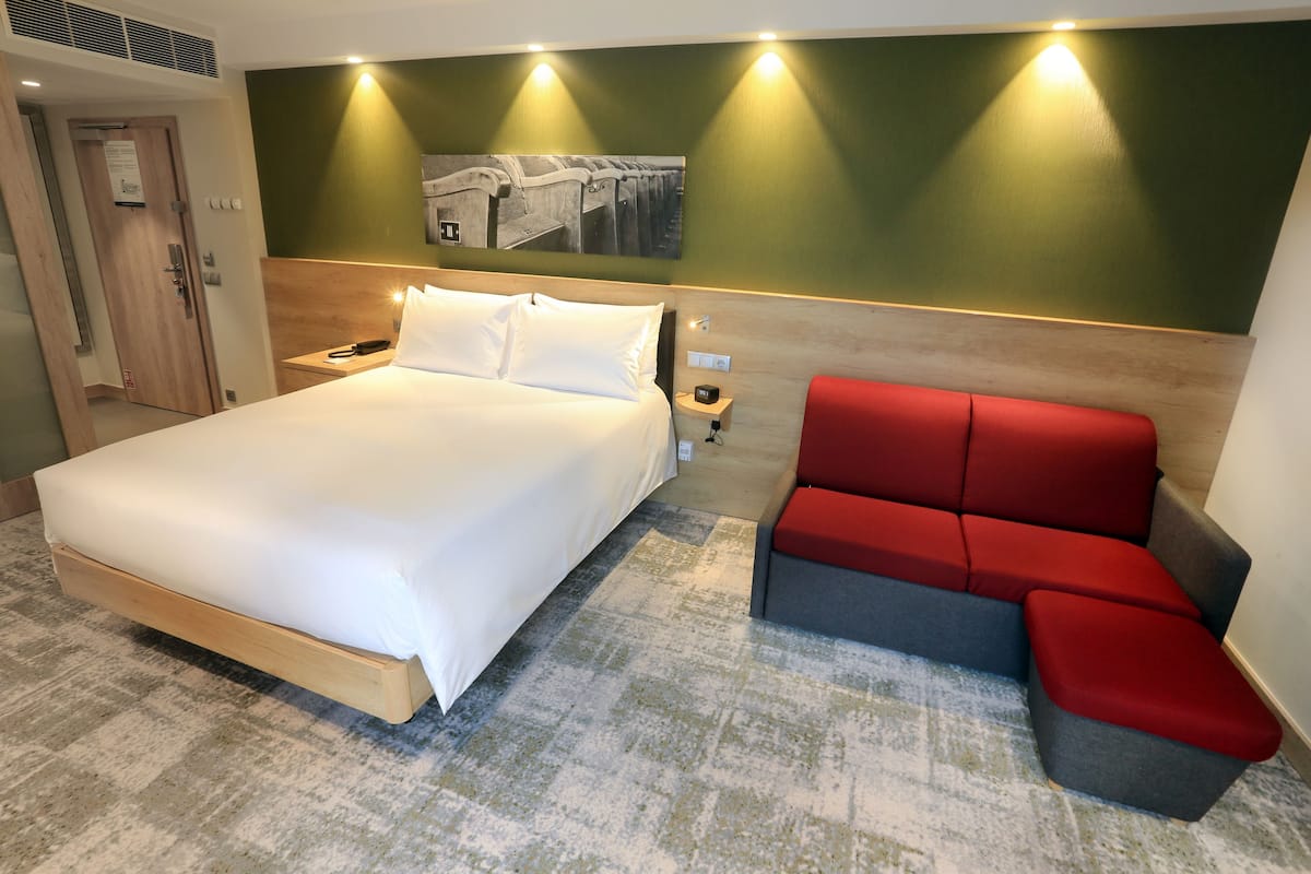 Habitación familiar, 1 cama Queen size | Ropa de cama de alta calidad y caja de seguridad en la habitación