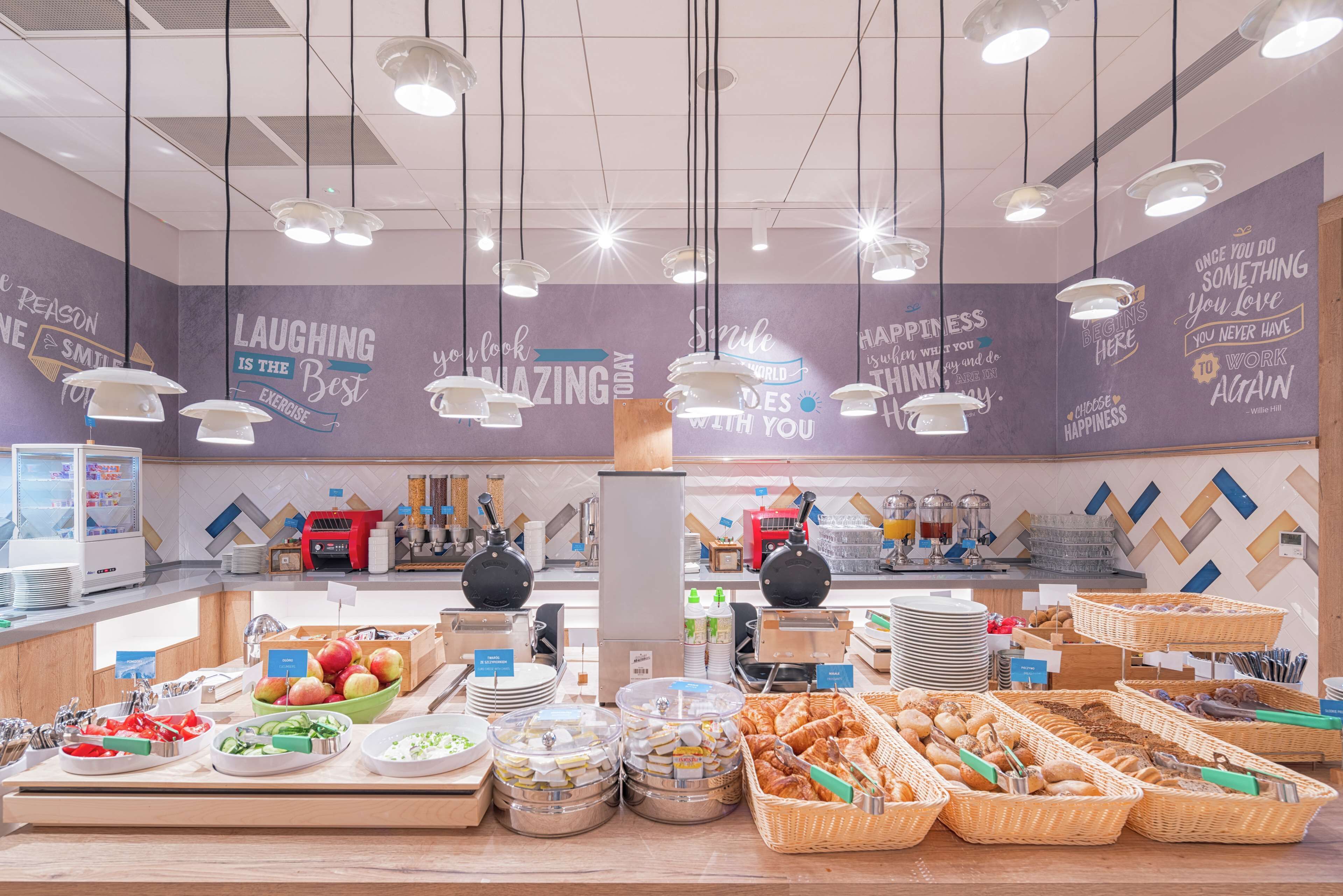 Uma área de buffet com diversos alimentos e um espaço para café.
