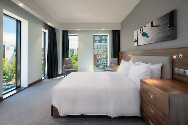 Hypo-allergenic bedding, in-room safe, desk, soundproofing