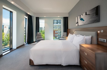 Ropa de cama hipoalergénica y caja de seguridad en la habitación