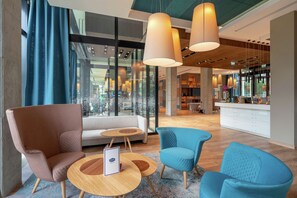 Lobby sitting area - Hampton by Hilton Warsaw Mokotow (Warsaw)