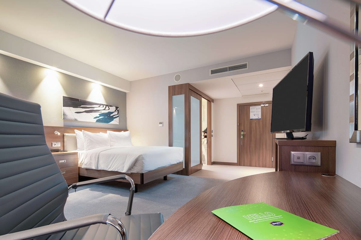Hypo-allergenic bedding, in-room safe, desk, soundproofing