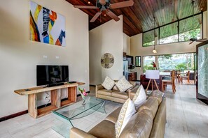 บ้านดีลักซ์, 3 ห้องนอน, ปลอดบุหรี่ | บริเวณนั่งเล่น | ทีวีจอแบน, เครื่องเล่นดีวีดี