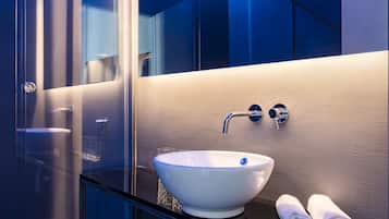 Dobbelt- eller tomannsrom | Bad | Dusj, toalettartikler (inkludert), hårføner og bidé