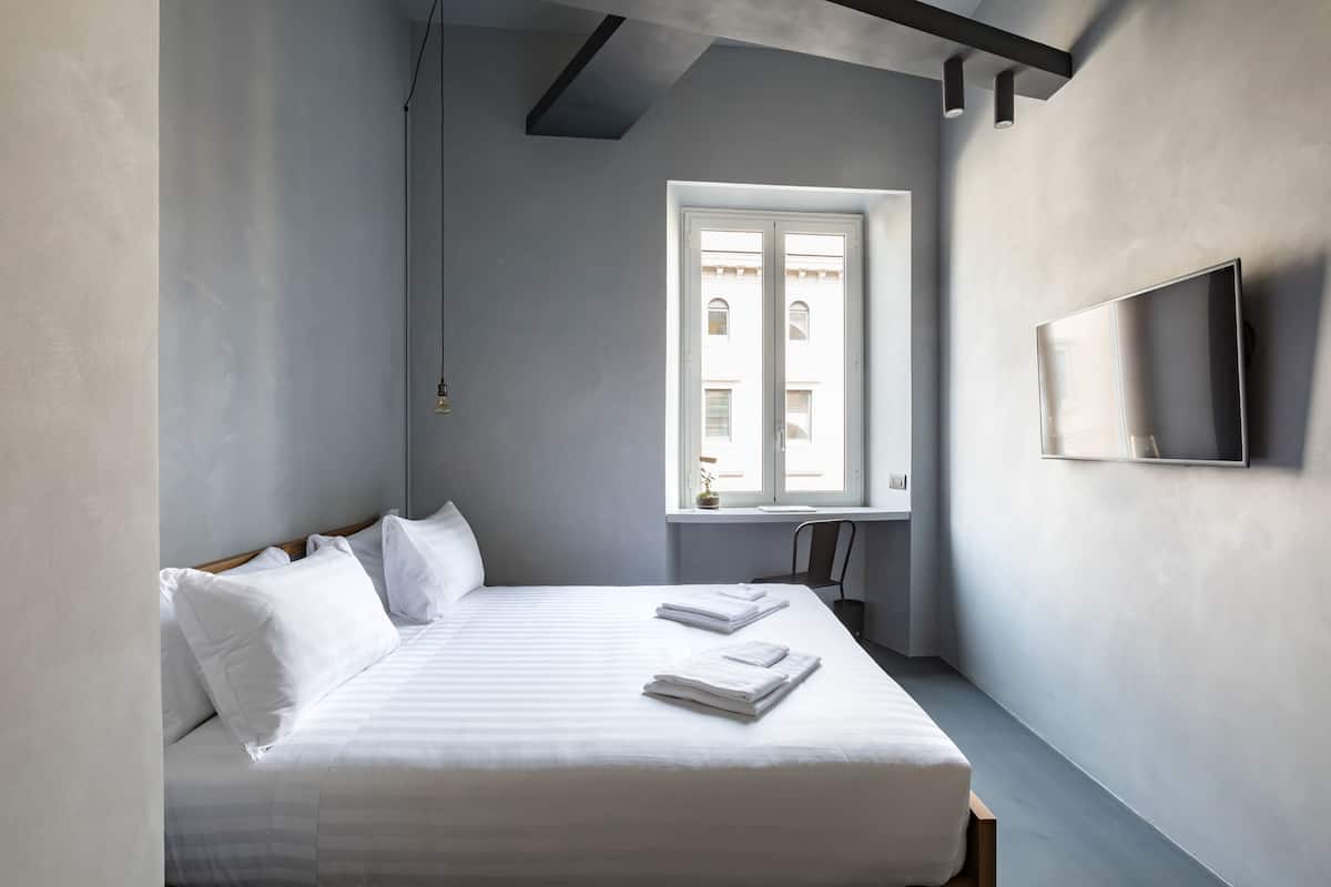 Camera con letto matrimoniale o 2 letti singoli | Minibar, una cassaforte in camera, una scrivania, insonorizzazione