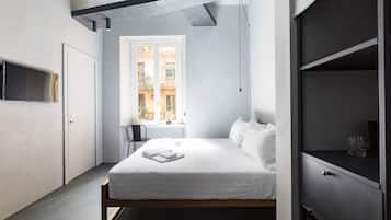 Habitación con 1 cama matrimonial o 2 individuales | Minibar, caja de seguridad en la habitación y escritorio