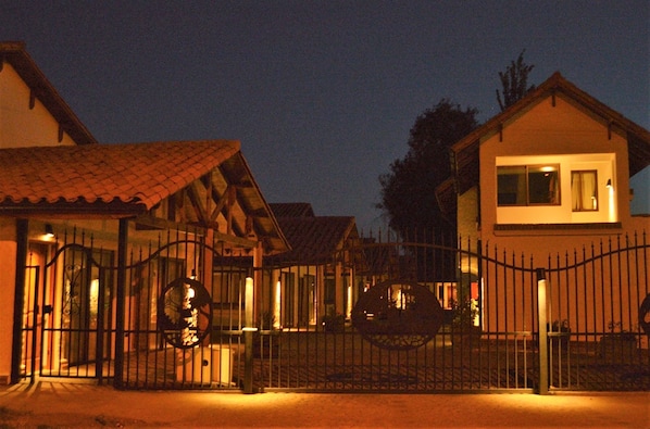 Fachada da propriedade à noite