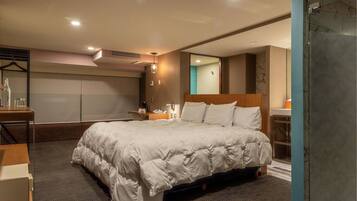 Ropa de cama de alta calidad y caja de seguridad en la habitación