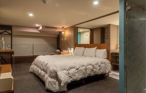 Ropa de cama de alta calidad y caja de seguridad en la habitación 