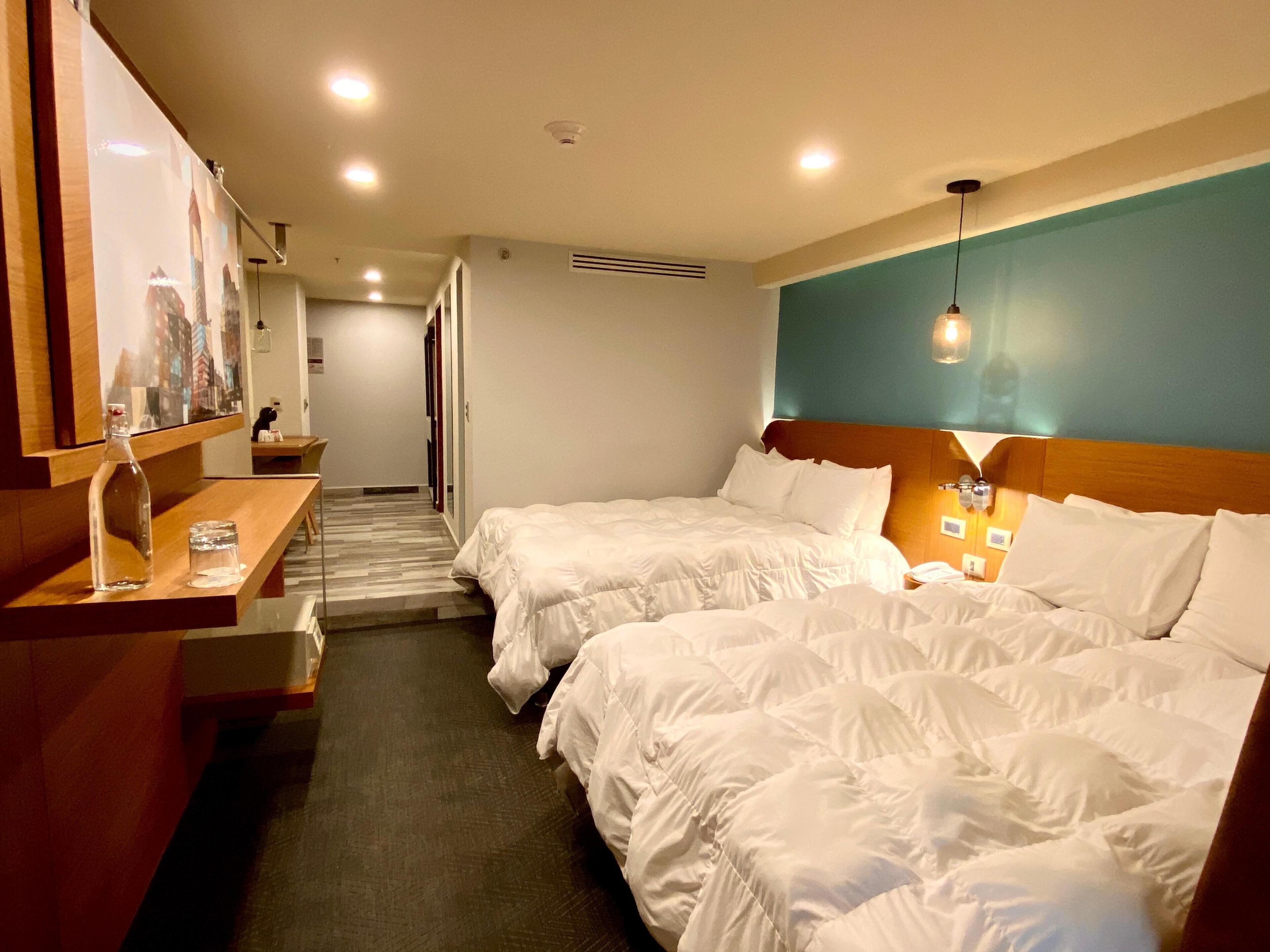 Ropa de cama de alta calidad y caja de seguridad en la habitación 