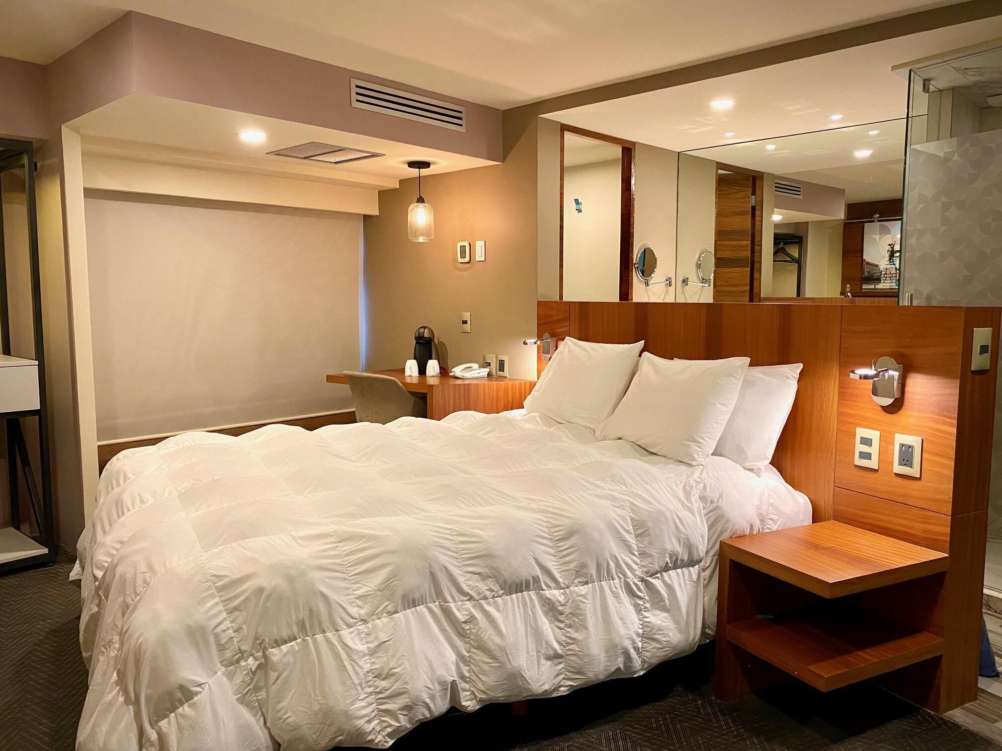 Ropa de cama de alta calidad y caja de seguridad en la habitación 