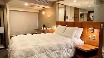 Ropa de cama de alta calidad y caja de seguridad en la habitación