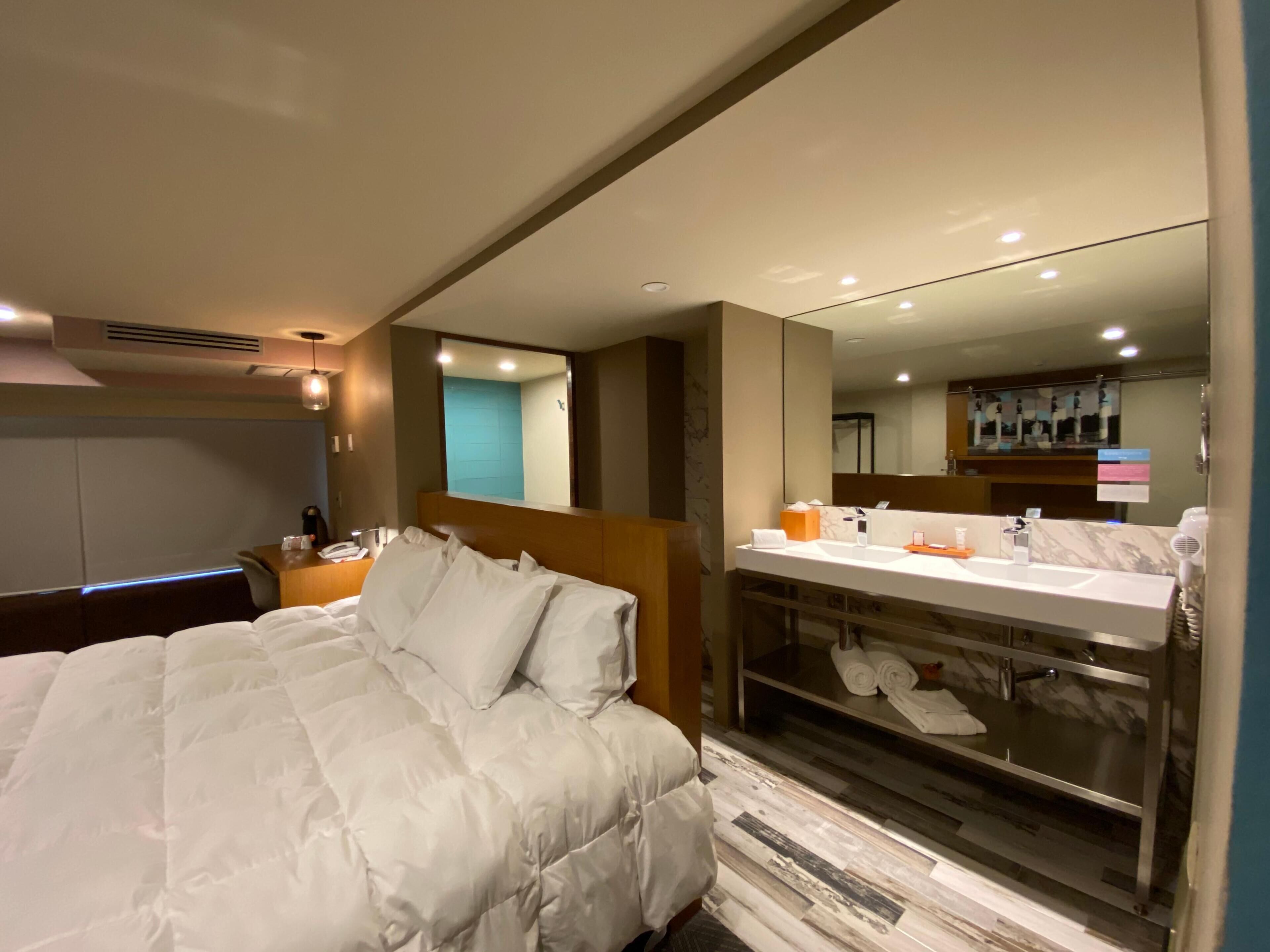 Ropa de cama de alta calidad y caja de seguridad en la habitación 